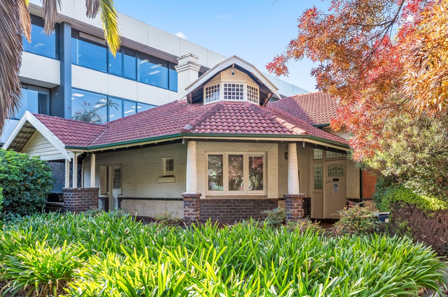 Charming Office Offered with Vacant Possession